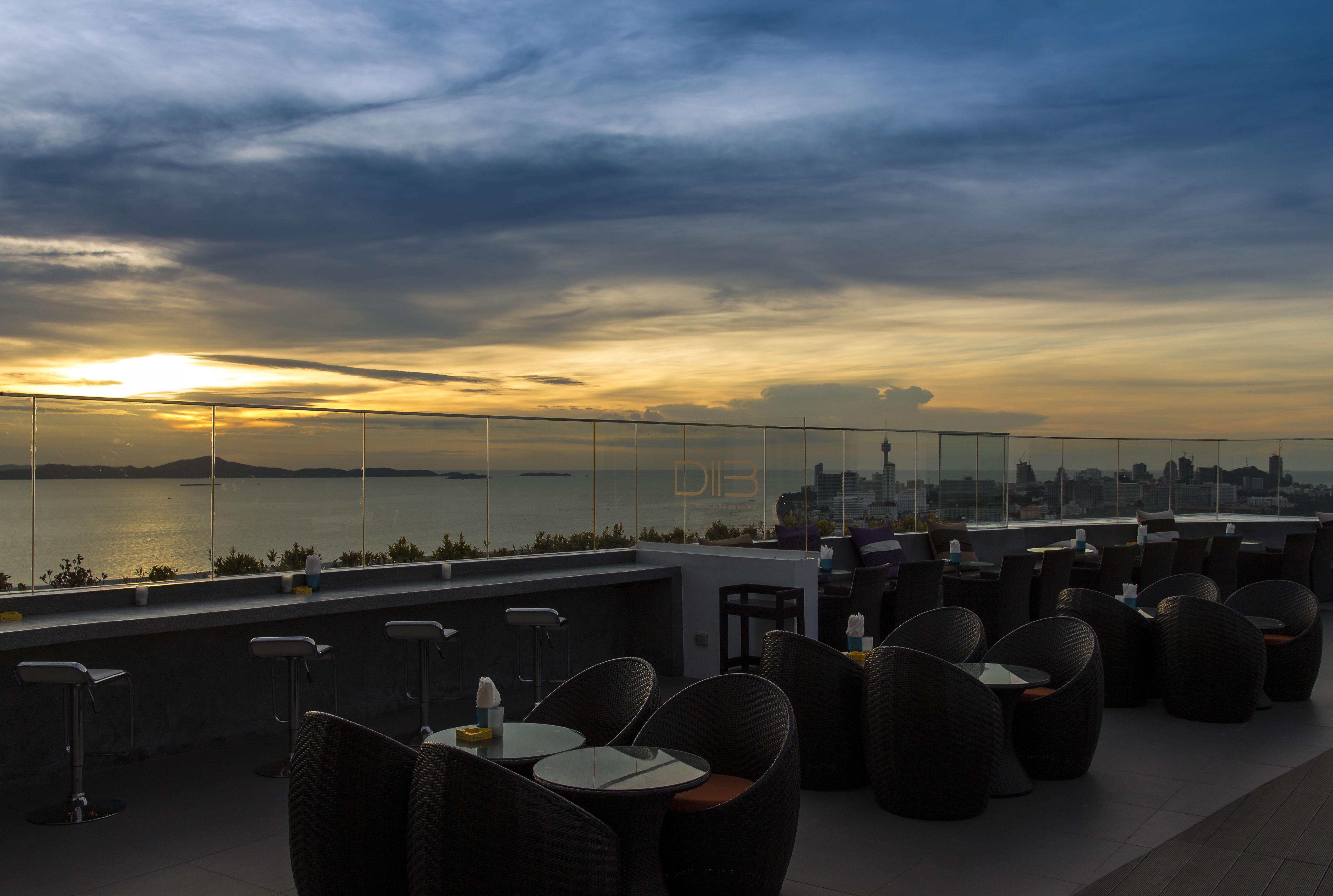 D Varee Jomtien Beach, Pattaya Εξωτερικό φωτογραφία Sunset at the rooftop bar