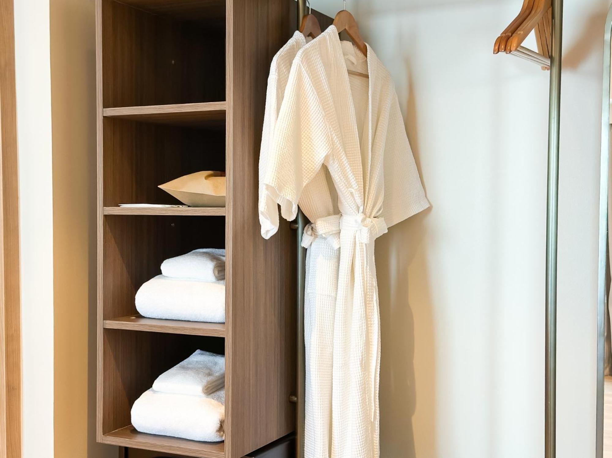 D Varee Jomtien Beach, Pattaya Εξωτερικό φωτογραφία A bathrobe hanging on a hanger