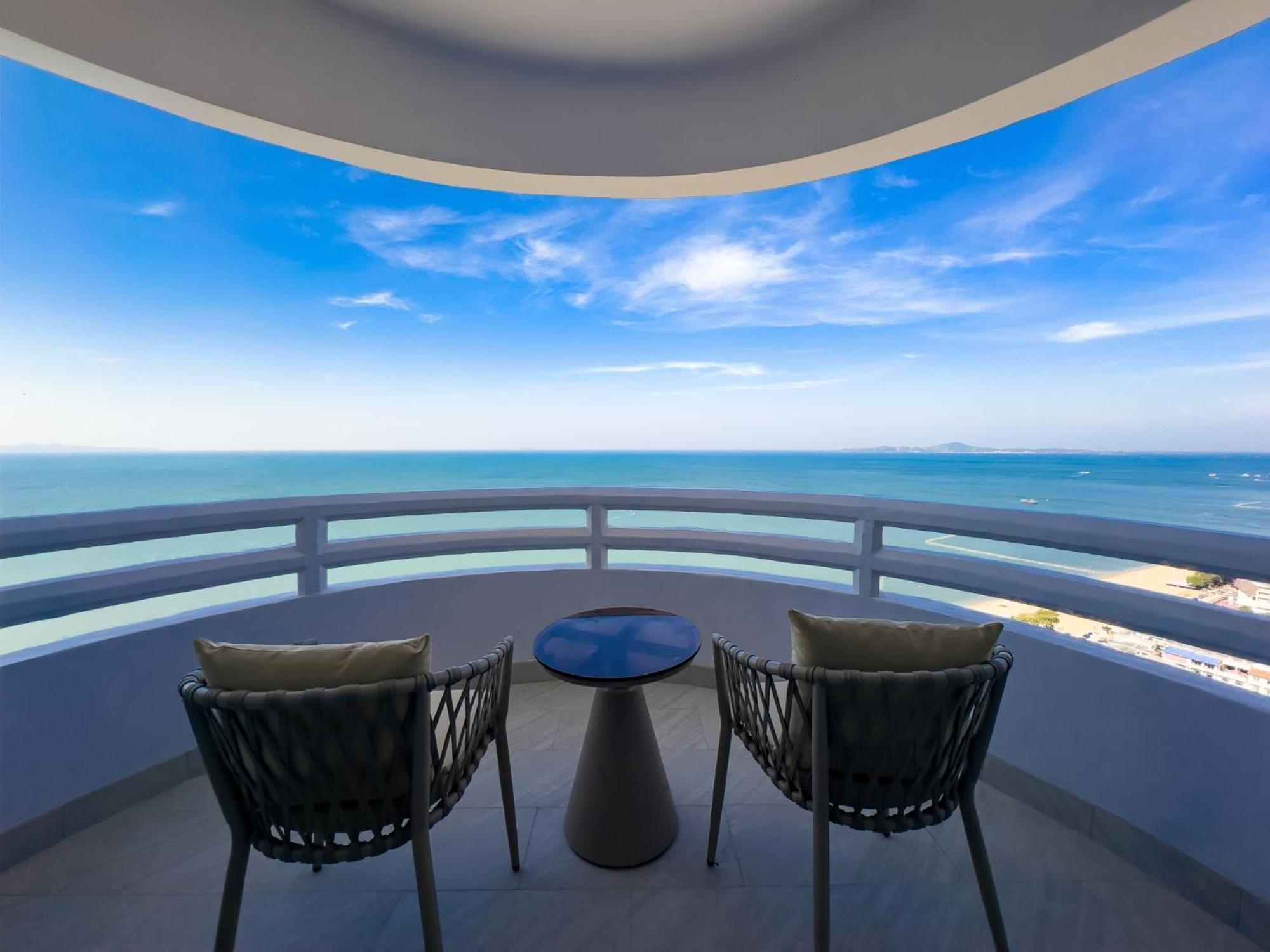 D Varee Jomtien Beach, Pattaya Εξωτερικό φωτογραφία Balcony of a suite at the Hilton Pattaya