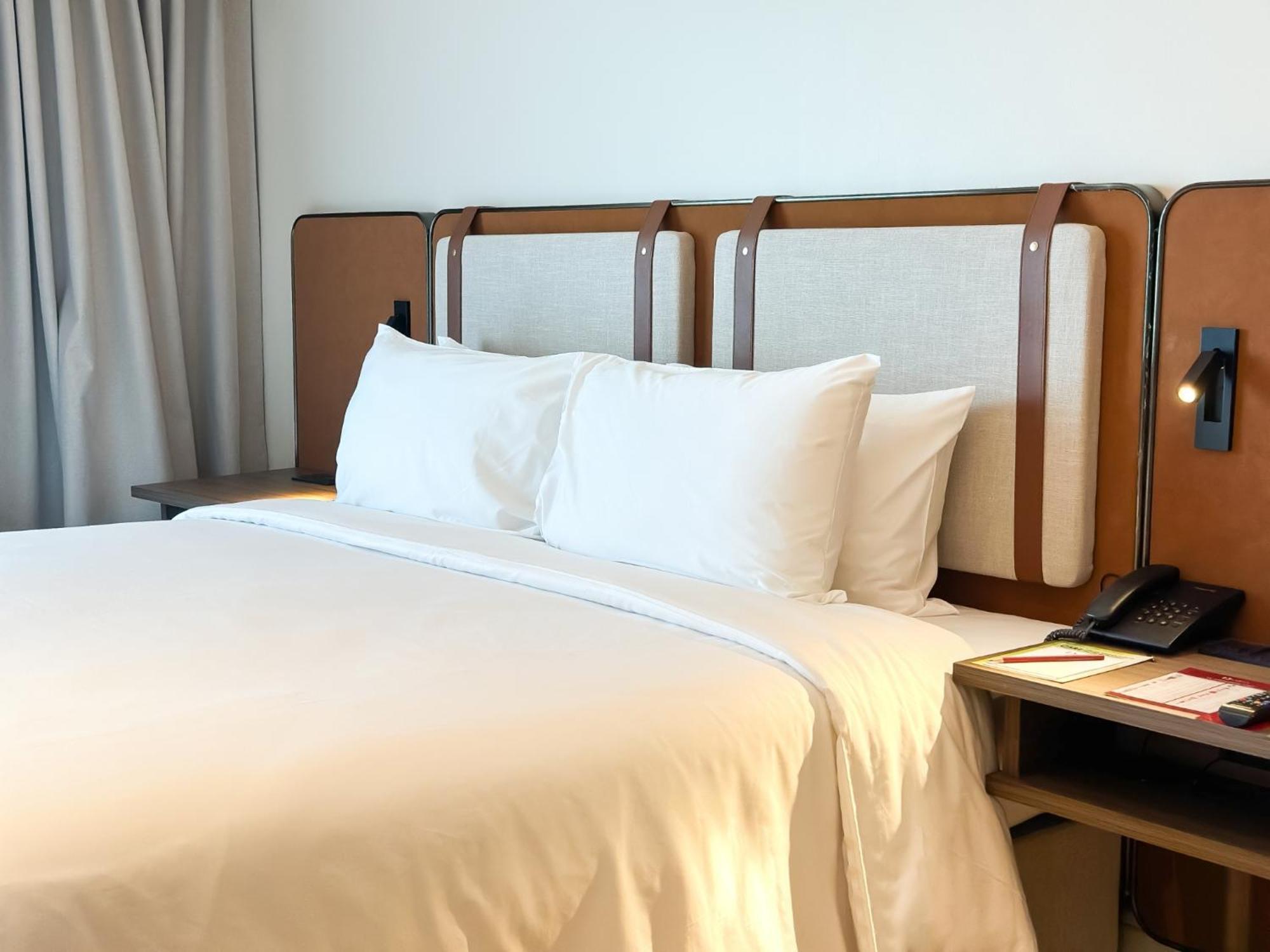 D Varee Jomtien Beach, Pattaya Εξωτερικό φωτογραφία A bed with a telephone